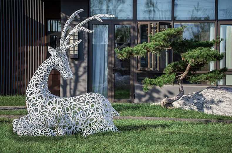 不銹鋼鹿，不銹鋼鏤空鹿，鏤空鹿景觀擺件，鏤空鹿雕塑，河北不銹鋼鹿廠家.jpg