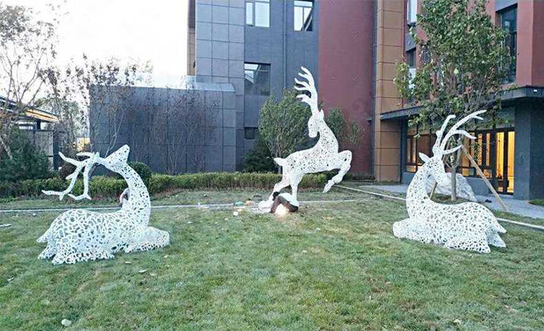 不銹鋼鹿，不銹鋼鏤空鹿，鏤空鹿景觀擺件，鏤空鹿雕塑，河北不銹鋼鹿廠家3.jpg