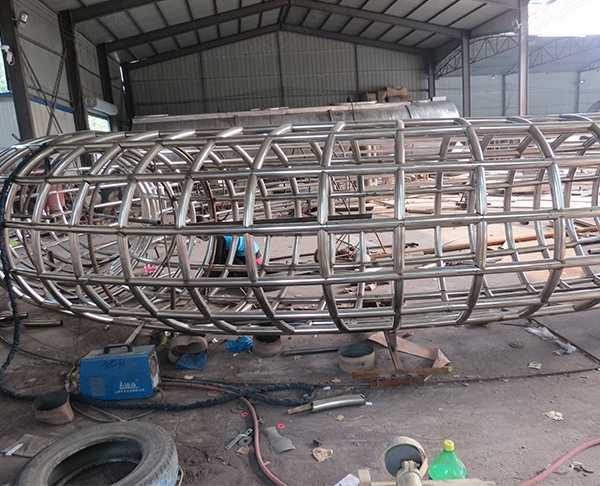 我們和不銹鋼雕塑廠家怎樣進行雕塑的溝通制作呢？