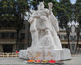 云南石雕黃帝、炎帝、蚩尤雕塑安裝效果展示