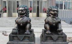 銅獅子雕塑應(yīng)該怎樣擺放？