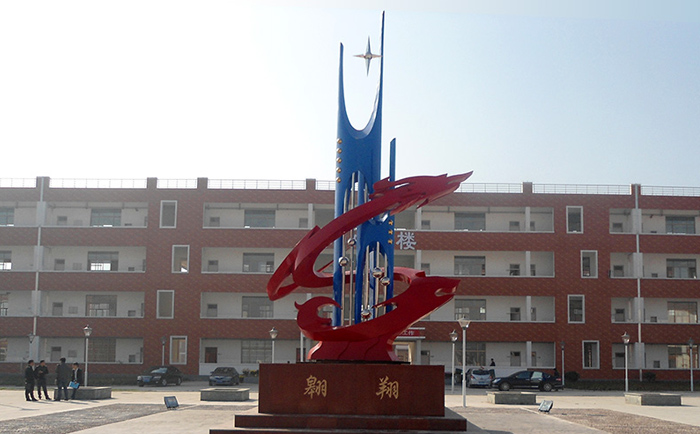 不銹鋼雕塑制作完成之后，需要對(duì)表面進(jìn)行打磨噴漆，這樣才可以獲得想要的表面效果，不銹鋼雕塑打磨噴漆有一些注意事項(xiàng)，下面給大家介紹一下。